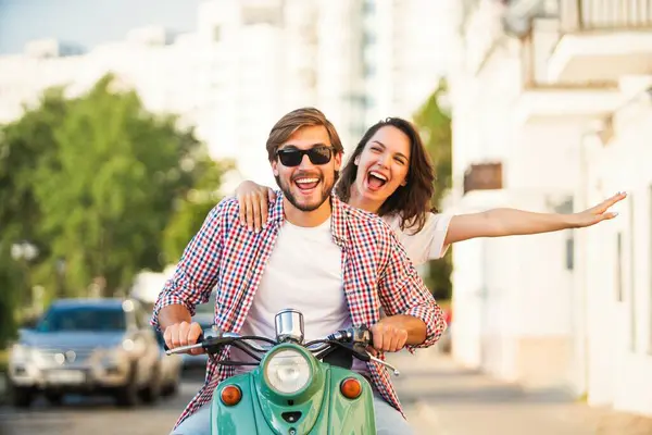 Birbirine aşık bir çift, motosiklet süren yakışıklı bir adam ve genç seksi bir kadın seyahati. Seyahat, romantizm, eğlence. Macera ve tatil kavramı.