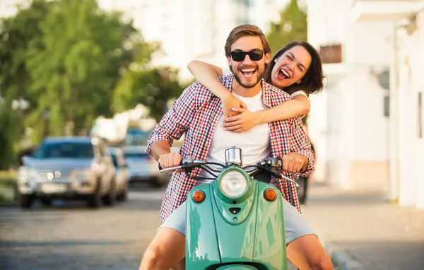 Birbirine aşık bir çift, motosiklet süren yakışıklı bir adam ve genç seksi bir kadın seyahati. Seyahat, romantizm, eğlence. Macera ve tatil kavramı.