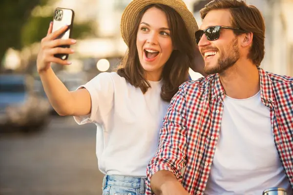 Selfie şehirde alarak sevgi dolu mutlu çift