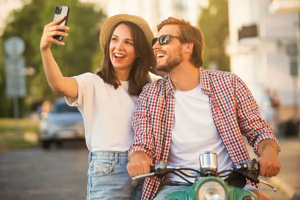 Selfie şehirde alarak sevgi dolu mutlu çift