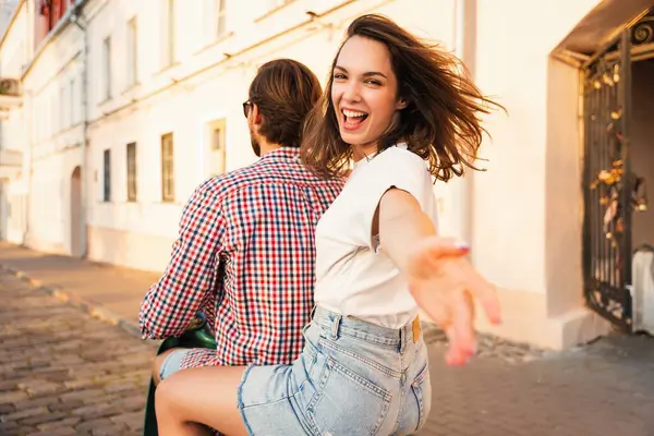 Beni takip et konsepti. Birbirine aşık bir çift, motosiklet süren yakışıklı bir adam ve genç seksi bir kadın seyahati. Seyahat, romantizm, eğlence. Macera ve tatil kavramı