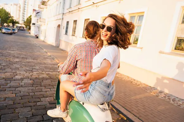 Beni takip et konsepti. Birbirine aşık bir çift, motosiklet süren yakışıklı bir adam ve genç seksi bir kadın seyahati. Seyahat, romantizm, eğlence. Macera ve tatil kavramı