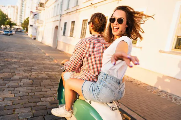 Beni takip et konsepti. Birbirine aşık bir çift, motosiklet süren yakışıklı bir adam ve genç seksi bir kadın seyahati. Seyahat, romantizm, eğlence. Macera ve tatil kavramı