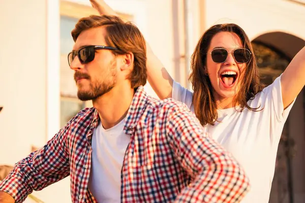 Birbirine aşık bir çift, motosiklet süren yakışıklı bir adam ve genç seksi bir kadın seyahati. Seyahat, romantizm, eğlence. Macera ve tatil kavramı.