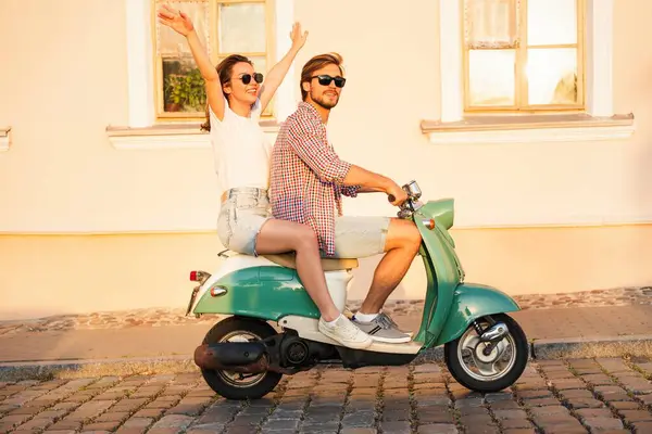 Birbirine aşık bir çift, motosiklet süren yakışıklı bir adam ve genç seksi bir kadın seyahati. Seyahat, romantizm, eğlence. Macera ve tatil kavramı.