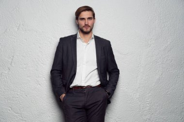 Zarif genç yakışıklı adam. Stüdyo moda portresi.