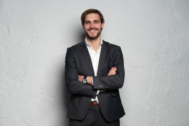 Zarif genç yakışıklı adam. Stüdyo moda portresi.