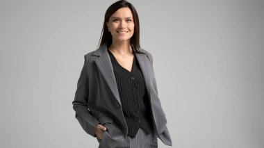 Gri ceketli iş kadınının klasik portresi izole edilmiş stüdyo resmi. Mutlu başarılı çalışan iş kadını şirket avukatı 30 'lu yaşlarda.