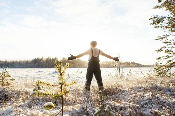 Seorang Pria Atletik Menyeka Wajahnya Dengan Salju Bersih Hutan Pria — Stok Foto