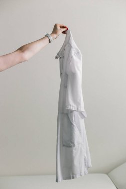 Hafif arka planda tıbbi önlük..