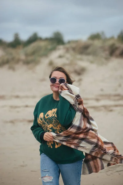 Glimlachend Meisje Een Zonnebril Tegen Een Stormachtige Zee Filmgraan Hoge — Stockfoto