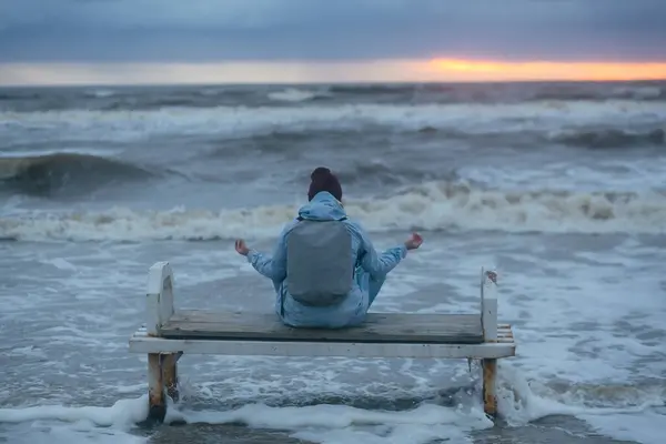 Osamělá Dívka Sedící Lavičce Moře Zimní Bouři Kvalitní Fotografie — Stock fotografie