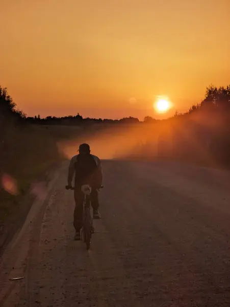 Silhouet Van Een Fietser Een Mountainbike Een Parcours Een Veld — Stockfoto