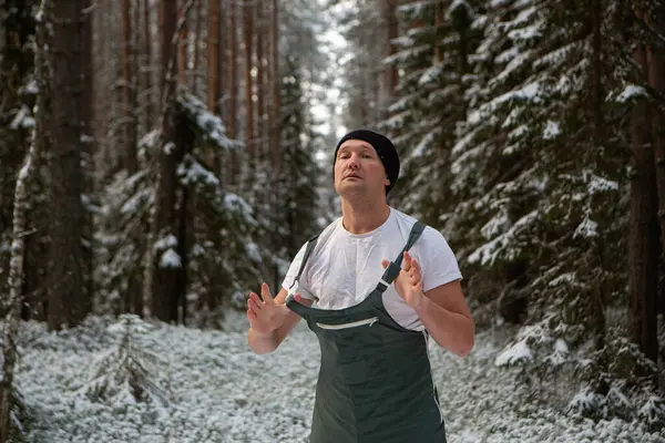 Giovane Uomo Shirt Con Aspetto Atletico Nella Foresta Invernale Circondata — Foto Stock