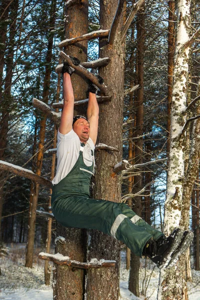 Giovane Shirt Uomo Dall Aspetto Atletico Che Esercita Nella Foresta — Foto Stock