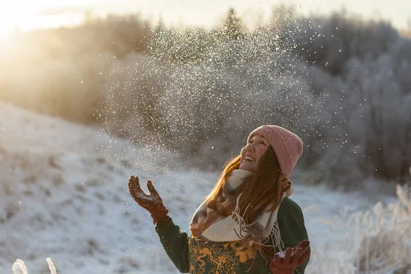 Mutlu Güzel Bir Kızın Portresi Neşeli Pozitif Bir Kadının Karla — Stok fotoğraf