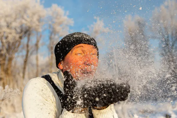 Homem Alegre Corajoso Roupas Pretas Divertindo Neve Branca Inverno Grita — Fotografia de Stock