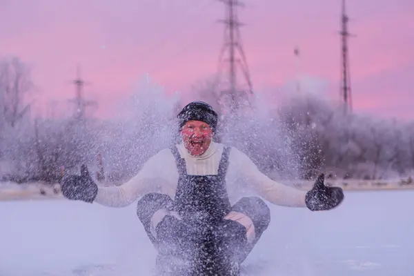 Seorang Pria Ceria Berani Dalam Pakaian Hitam Bersenang Senang Salju — Stok Foto