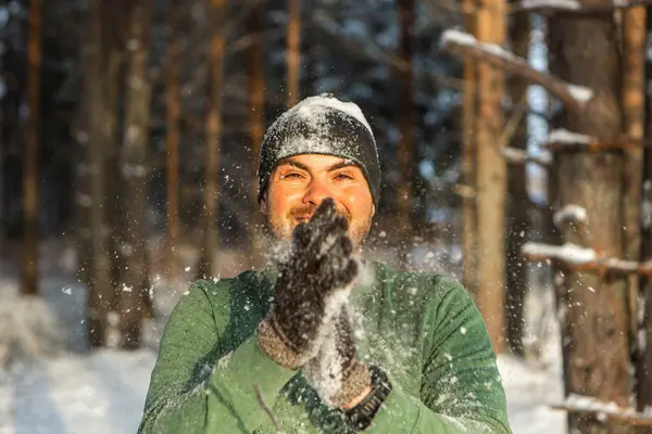 Omul Atractiv Pădurea Iarnă Joacă Bulgări Zăpadă Conceptul Stil Viață — Fotografie, imagine de stoc