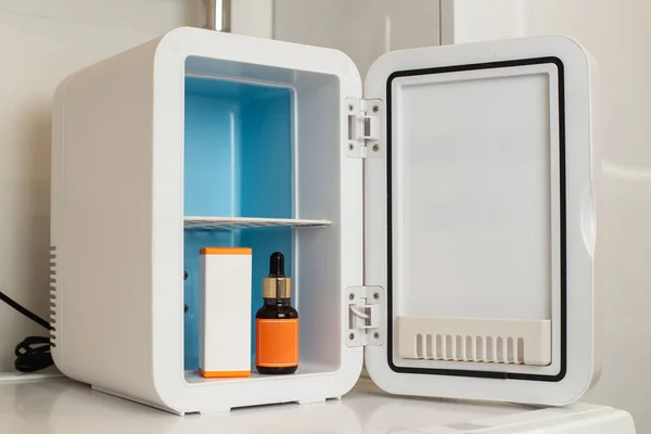 Mini Lednice Pro Péči Pleť Make Kosmetický Výrobek Chladný Svěží — Stock fotografie