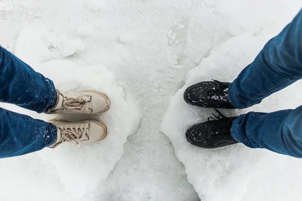 Ноги Обнимают Пары Стоящие Прекрасных Льдинах Снежной Зимой Морском Побережье Стоковая Картинка