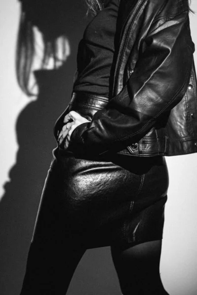 Молодая Привлекательная Женщина Кожаной Куртке Юбке Студии Черная Кожаная Куртка Стоковое Изображение