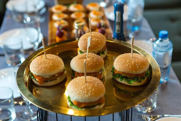 Pengaturan Meja Sebelum Perjamuan Hidangan Burger Daging Sandwich Alami Stok Foto Bebas Royalti