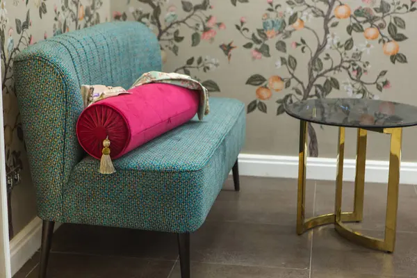 Mgenta Berwarna Bantal Dekoratif Sofa Dengan Meja Kopi Rumah Stok Foto
