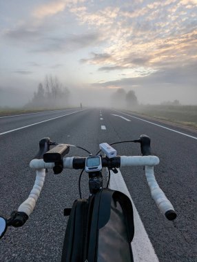 Sisli bir sabahta uzun mesafe yarışından önce otobanda bir yol bisikleti. Yüksek kalite fotoğraf