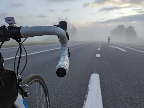 Дорожный Велосипед Шоссе Перед Междугородней Гонкой Туманным Утром Высокое Качество Лицензионные Стоковые Фото