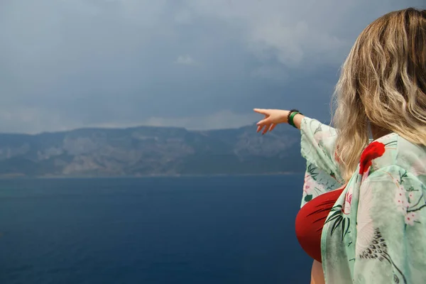 Zakřivená Dívka Plavbě Moři Při Pohledu Hory Blížící Bouřka — Stock fotografie