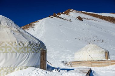 Kışın Almaty yakınlarındaki dağlarda Kazak yurdu. Kışın dağlarda yaşayan göçebe insanların evi..
