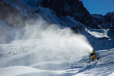 Dağlarda kar topu işe yarar. Almaty, Shymbulak