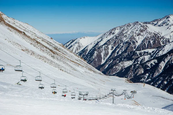 Wyciągi Narciarskie Narciarze Snowboardziści Trasach Zjazdowych Pięknej Zimowej Scenerii Pasmem — Zdjęcie stockowe