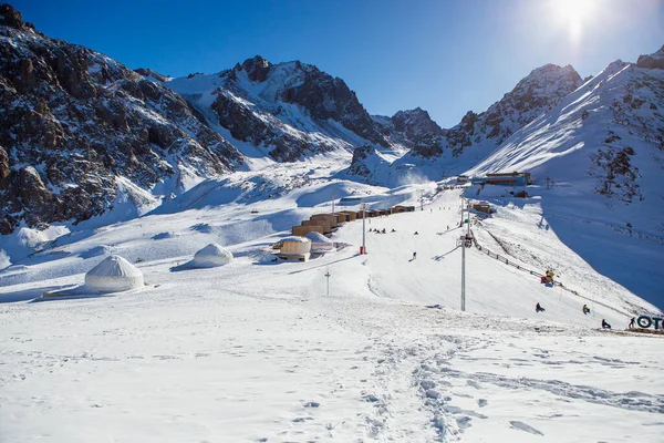 Shymbulak Mountain Resorts Ski Slopee Dengan Eco Hotel Yurts Skiers Stok Lukisan  