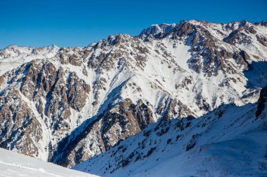 Shymbulak Kayak Tesisi yakınlarındaki dağların manzarası. Kar Dağları. Almaty. Ile-Alatau Ulusal Parkı. Kazakistan