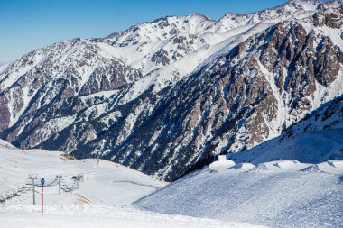 Shymbulak Kayak Tesisi yakınlarındaki dağların manzarası. Kar Dağları. Almaty. Ile-Alatau Ulusal Parkı. Kazakistan