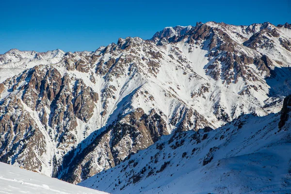 Вид Горы Вблизи Горнолыжного Курорта Шымбулак Снежные Горы Алматы Национальный Лицензионные Стоковые Изображения