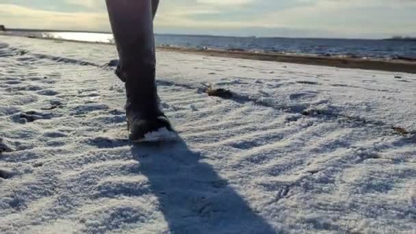 Женщина Кожаных Сапогах Идет Скользкой Набережной Покрытой Льдом Снегом Солнечный — стоковое видео