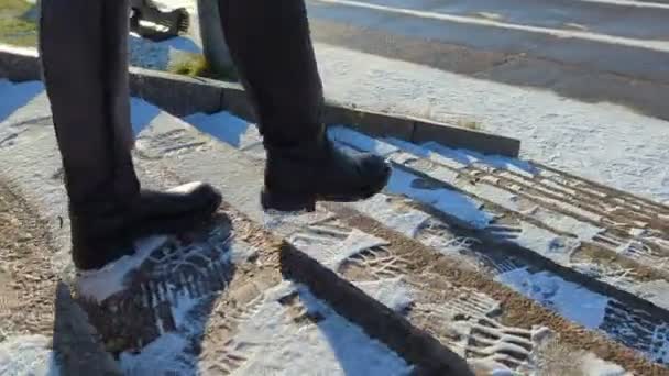 Μια Γυναίκα Δερμάτινες Μπότες Περπατά Κατά Μήκος Μιας Ολισθηρής Σκάλας — Αρχείο Βίντεο
