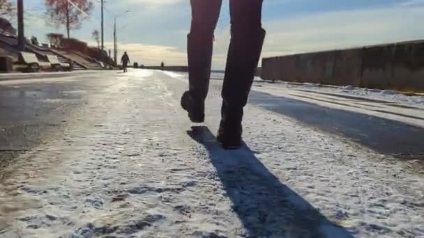 Μια Γυναίκα Δερμάτινες Μπότες Περπατά Ένα Ολισθηρό Ανάχωμα Καλυμμένο Πάγο — Αρχείο Βίντεο