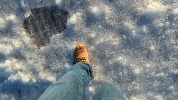 太陽の下で輝く新鮮な氷の上に壊れる靴のクローズアップ 高品質のフルHd映像 — ストック動画