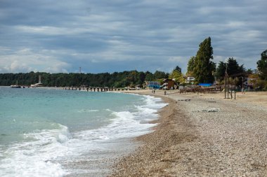 Aquamarine Denizi ile Pitsunda Balık Fabrikası Atmosferik Manzarası.