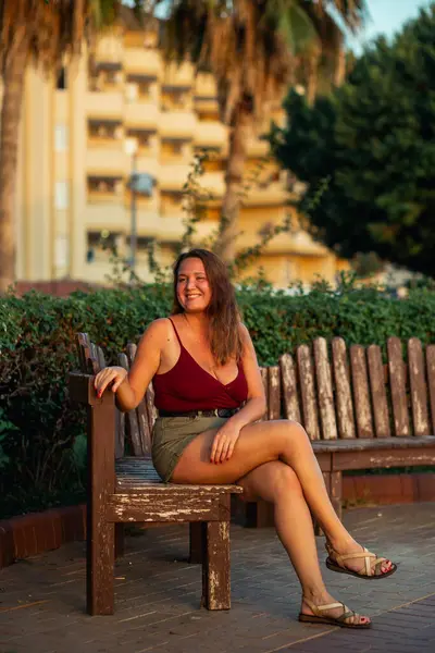 Усміхнена Засмагла Пишна Жінка Червоному Баку Заході Сонця Стокова Картинка