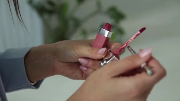 Artista Maquiagem Profissional Aplicando Batom Mão Para Prova Imagens Fullhd — Vídeo de Stock