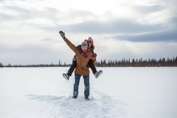 Suami Dan Istri Tertawa Bersenang Senang Liburan Tundra Bersalju — Stok Foto