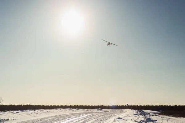 Сверхлегкий Однопропеллерный Самолет Лыжами Пролетающими Над Голубым Небом Зимой — стоковое фото