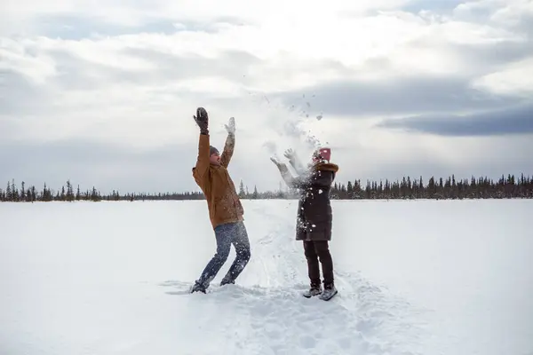 Suami Dan Istri Tertawa Bersenang Senang Liburan Tundra Bersalju — Stok Foto