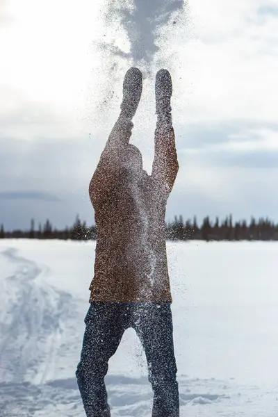 Pria Ceria Bersenang Senang Tundra Bersalju Selama Liburan — Stok Foto