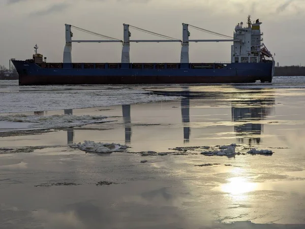 Cargo Ship Pushes Tug Ice High Quality Photo — Stock Photo, Image